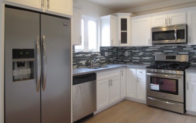 Building Photo - 627 N Mariposa Ave