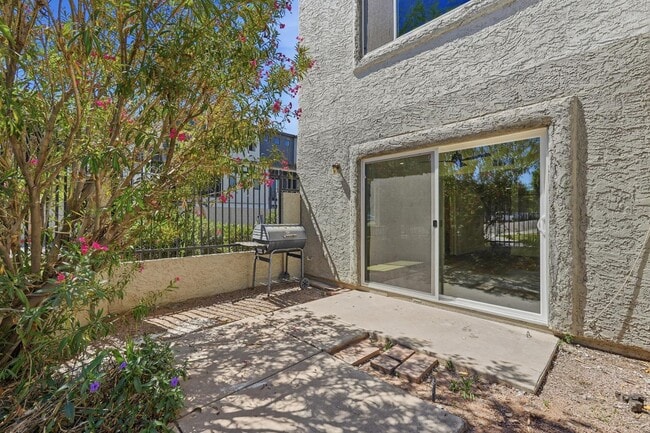 Building Photo - 122 S Hardy Dr