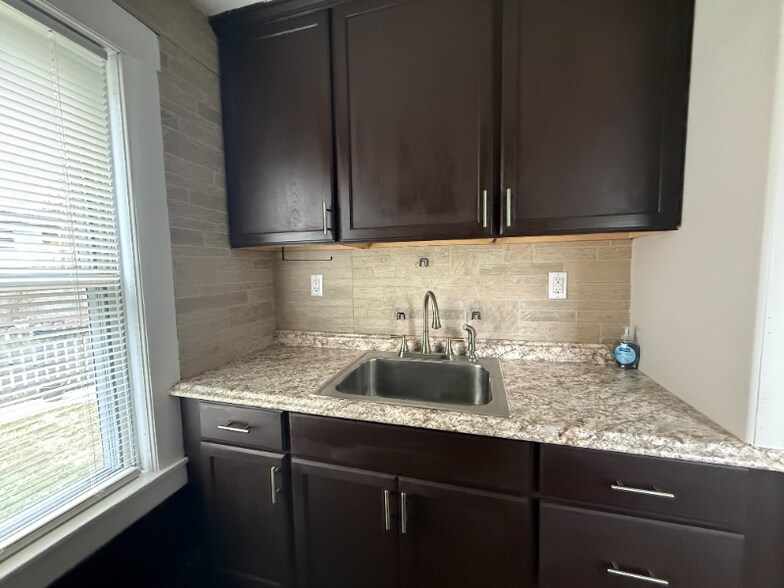 Building Photo - 71 Keeley St