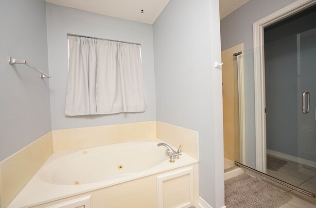 Building Photo - Silver Oaks Community