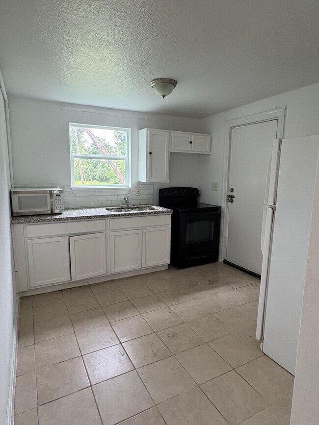 Building Photo - Your dream home awaits!