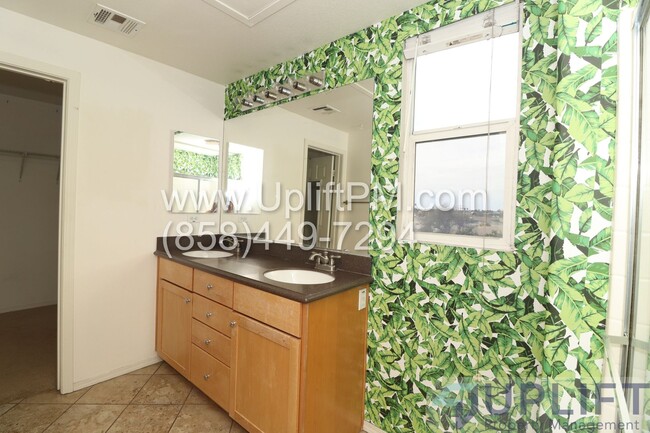 Building Photo - $1000 off 1st months rent  3-Bed Apartment