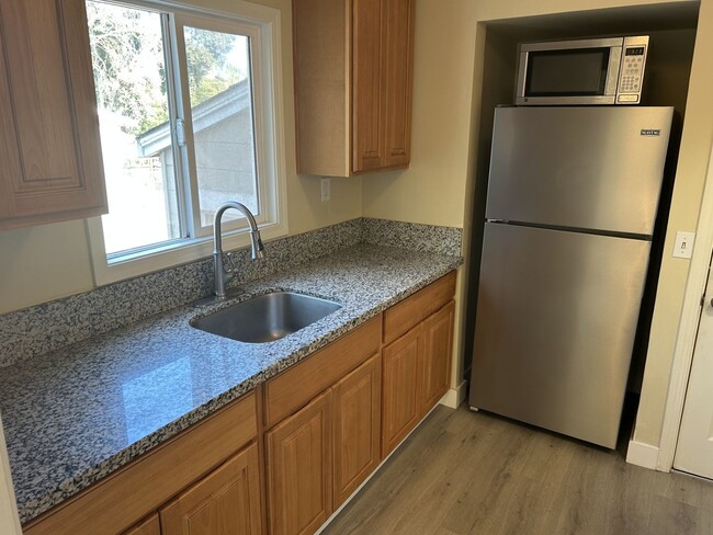 Building Photo - Beautifully Well-Kept 2 Bedroom, 1 Bath Home