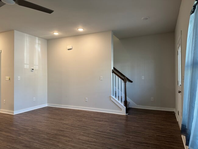 Building Photo - 419 Falls Pointe