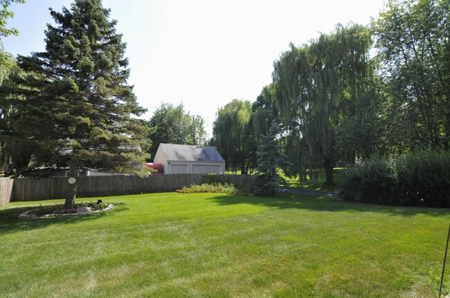Building Photo - 7825 W Puetz Rd