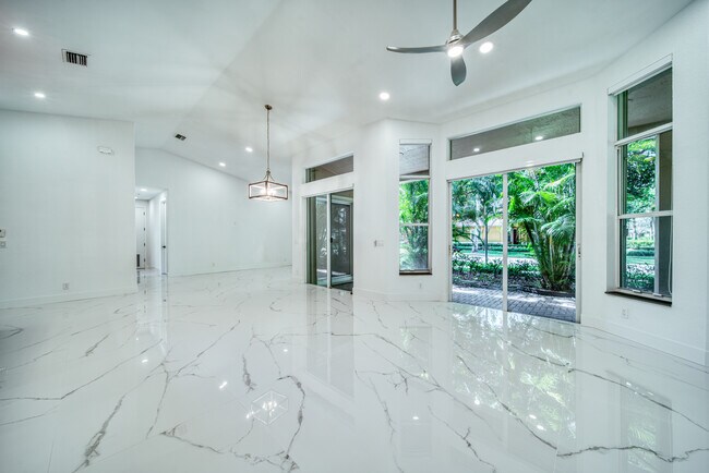 Building Photo - 5818 NW 119th Dr