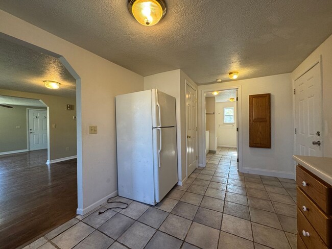 Building Photo - Cozy 2 Bedroom 1 Bathroom Home Nestled in ...