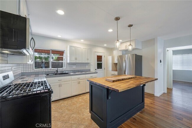 Building Photo - 13616 Hermes St