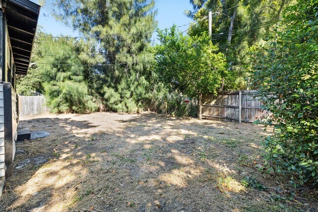 Building Photo - Large 4 bed/1.5 bath House & Section 8 Accepted , Drive by & Apply for just $25** Move in by Dece...