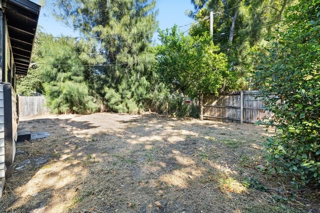 Building Photo - Large 4 bed/1.5 bath House & Section 8 Accepted , Drive by & Apply for just $25** Move in by Nove...