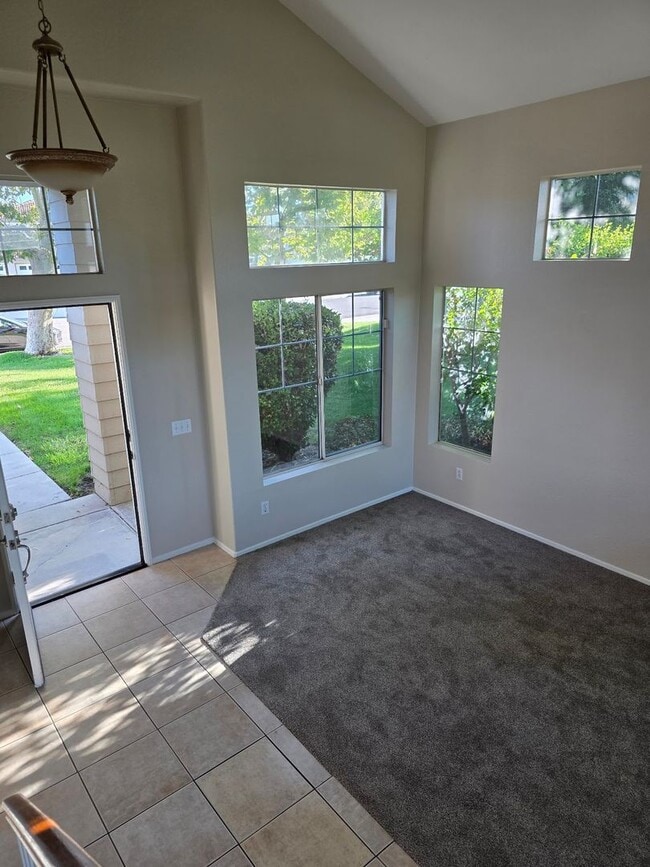 Building Photo - 4 Bedroom Home in Paloma del Sol. Fresh Pa...