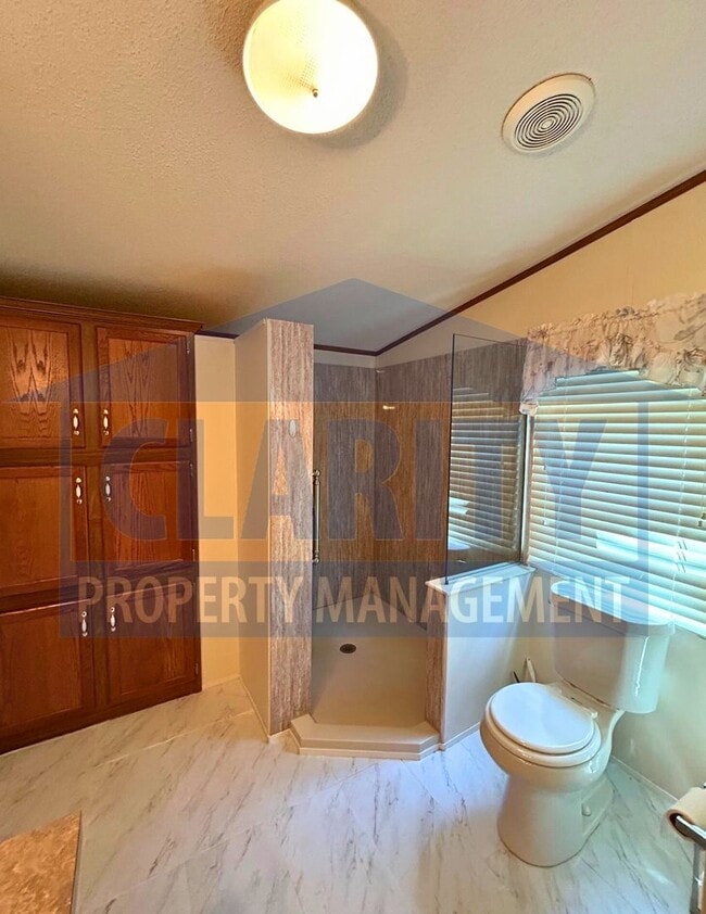 Building Photo - Three bedroom home w/ screened in porch!