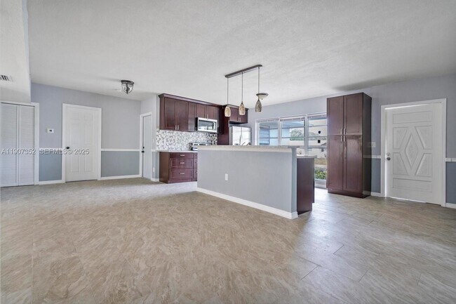 Building Photo - 1060 NE 166th St