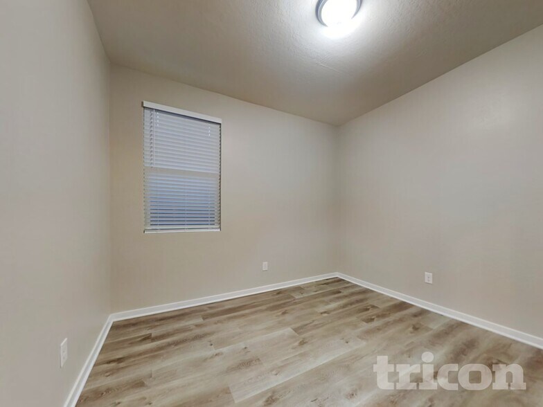 Building Photo - 14366 W Pershing St