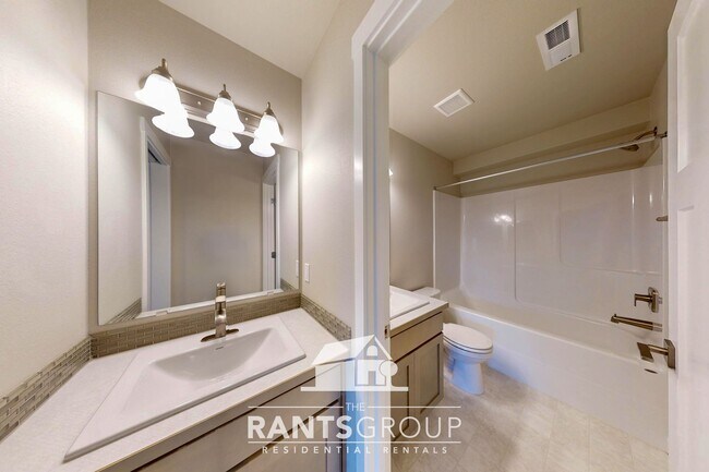 Building Photo - Modern 3-Bed Home in Steilacoom Ridge w/ AC, Fenced Yard and Easy Commute to JBLM!