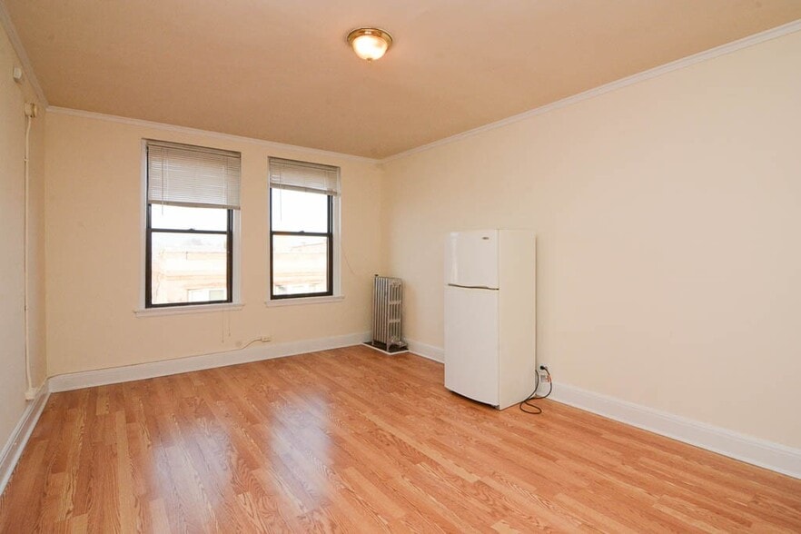 Building Photo - 3335 W Diversey Ave