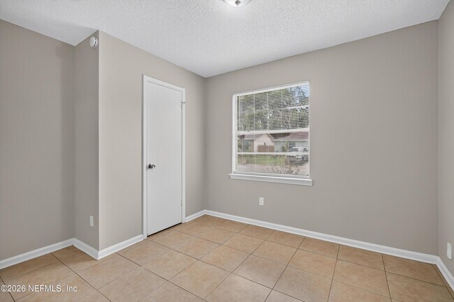 Building Photo - 1040 Willow Cove Ct E