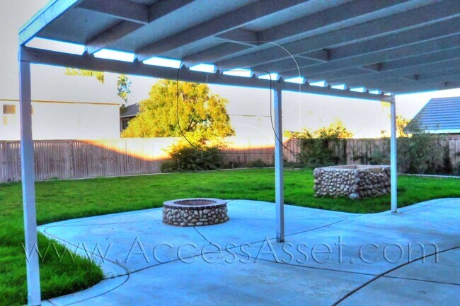 Building Photo - Beautiful Three Bedroom, Curb Appeal Home!