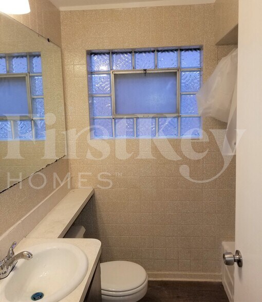 Building Photo - 1526 Mandel Ave