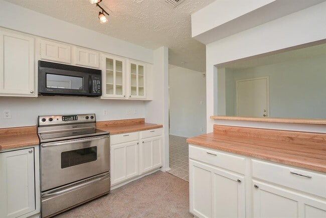 Building Photo - 15702 Timber Rock Dr