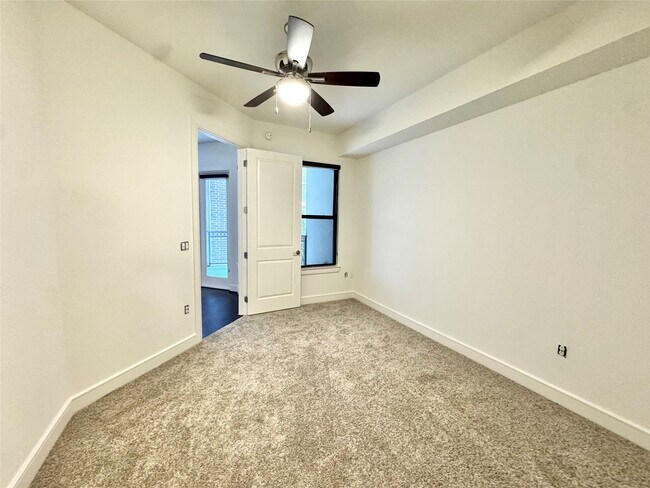 Building Photo - 2303 Mid Ln