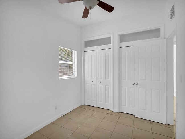 Building Photo - 703 5th Pl SW