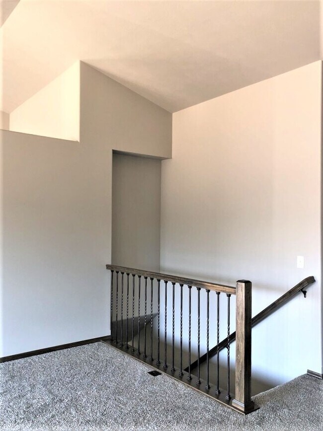 Building Photo - Spacious, Modern East Side Town Home