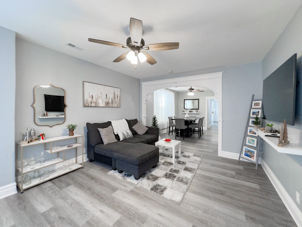 Building Photo - 2039 W 23rd St