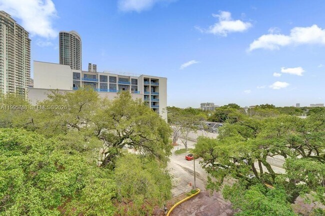 Building Photo - 520 SE 5 Ave