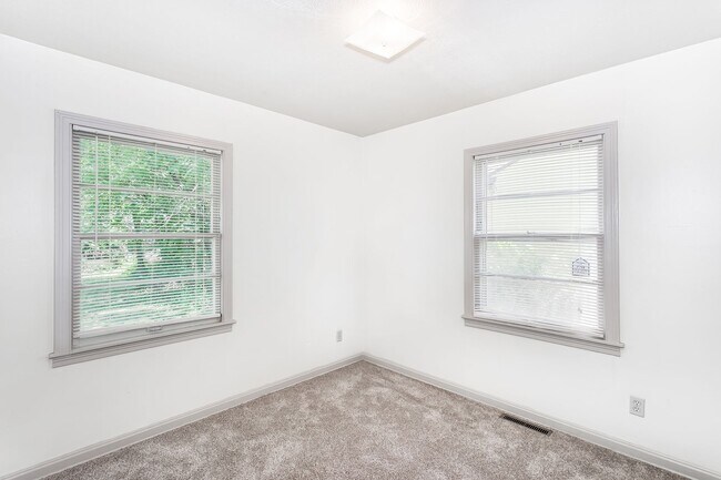 Building Photo - Cozy 2 Bedroom for Fall