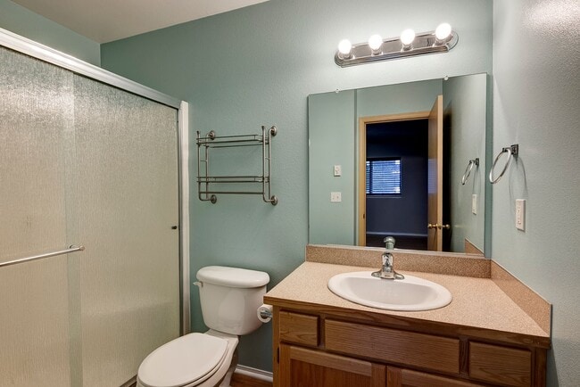 Building Photo - 2 Bed 2 Bath Third floor Condo