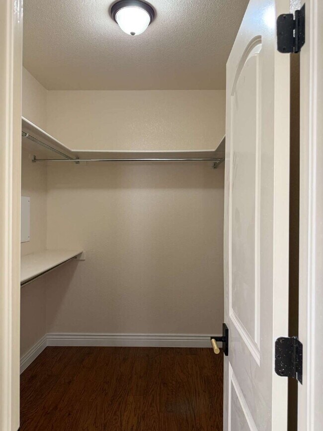 Building Photo - "Spacious 4-Bedroom Oasis with Granite Kit...