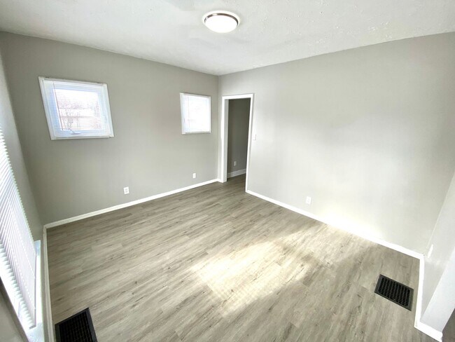 Building Photo - Newly Rehabbed Single Family in Dayton!: N...