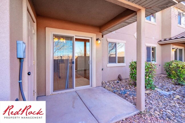 Building Photo - Beautiful 3 bedroom, 2.5 bathroom Townhome...