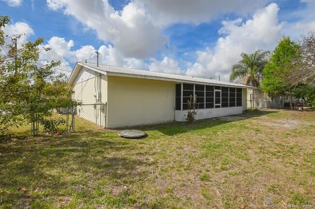 Building Photo - 1365 SW Gastador Ave