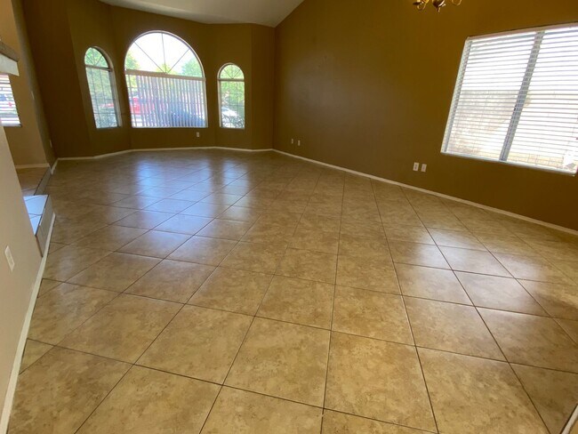 Building Photo - 3 Bedroom 2.5 Bathroom with a Pool in Gard...