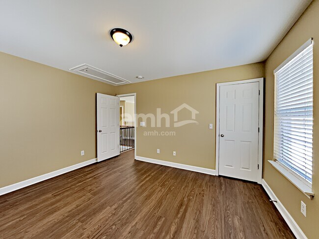 Building Photo - 220 Solitude Cir