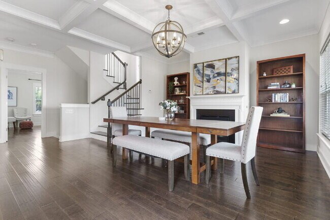 Building Photo - Luxurious 4-Bed Townhouse with Fireplace &...