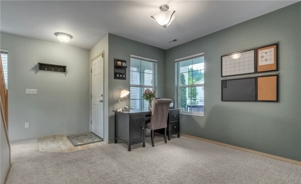 Building Photo - Beautiful Renton Home with A/C Available from now to 5/4/26