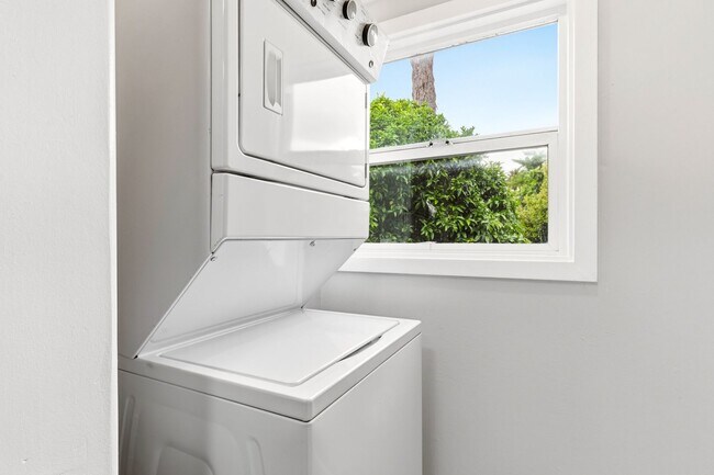 Building Photo - Freshly Renovated 1 Bed, 1 Bath Oakland Home with In-Unit Laundry