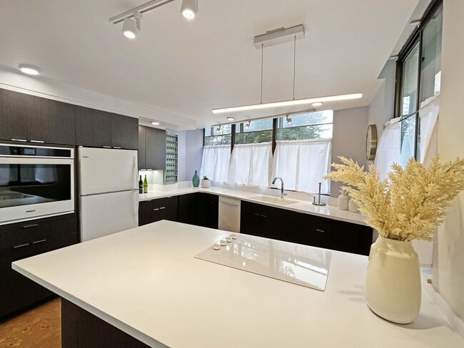 Building Photo - Capitol Lake Towers Condo (#201) w/ Move-I...