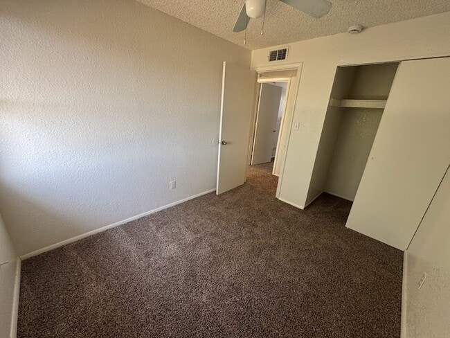 Building Photo - Holiday Gardens Townhome