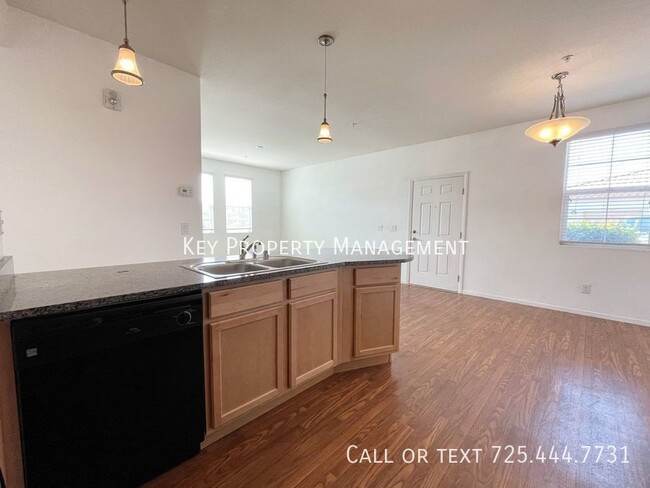 Building Photo - 3 BEDROOM 2 BATH CONDO W/DETACHED GARAGE N...