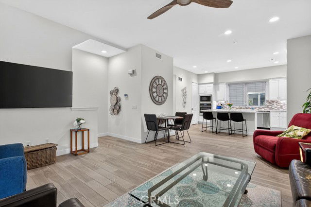 Building Photo - 985 Doheny Way