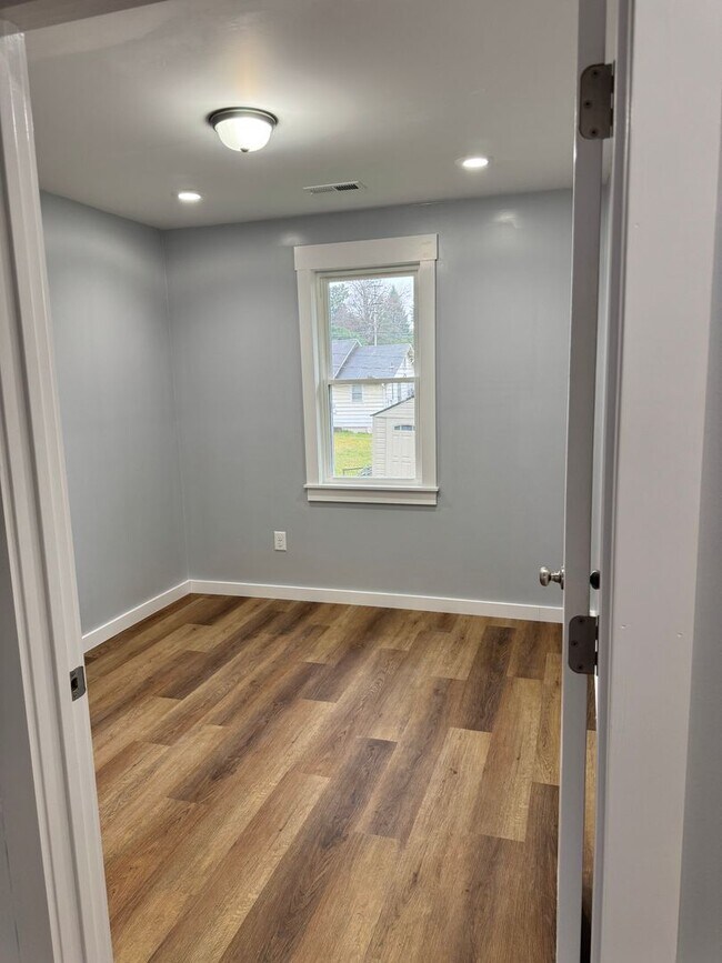 Building Photo - 913 E Myrtle Ave