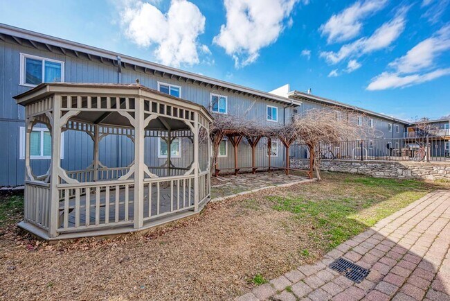 Building Photo - 2401 Manor Rd