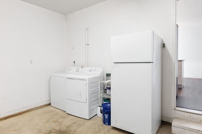 Building Photo - Spacious 5BR House in Asheville