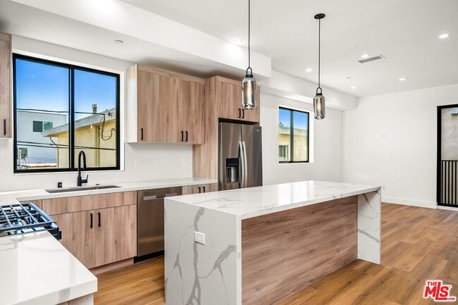 Building Photo - 2204 1/2 Carmona Ave