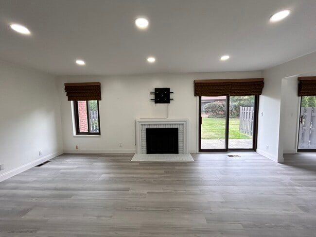 Building Photo - 3069 Lindenwood Dr