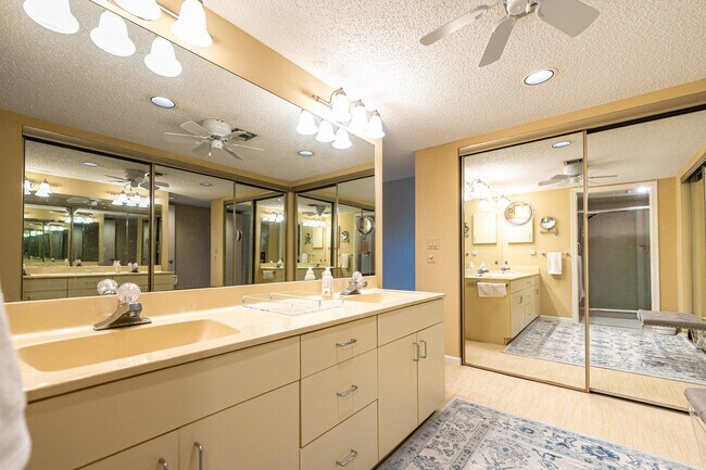 Building Photo - 6404 SE Brandywine Ct